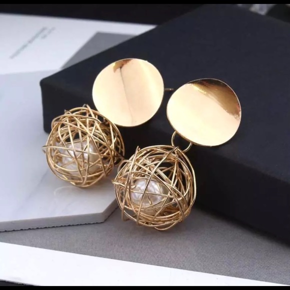 ❤️ NWT Modern Cool Earrings - Picture 2 of 4